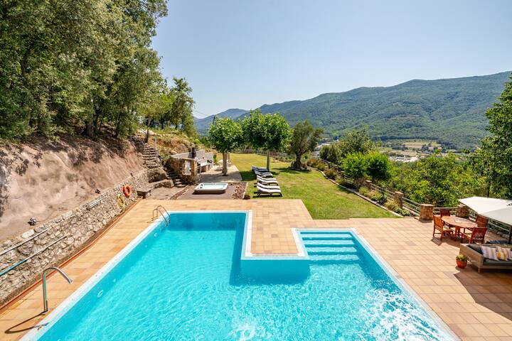 Can XERA.Salt water pool with jets and Jacuzzi