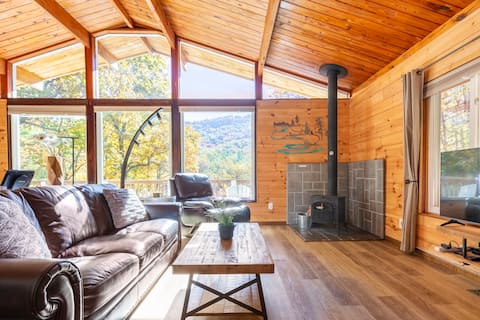 Top Airbnb: Mountain View Cabin | Romantic Retreat + Fast WiFi in Flat Rock