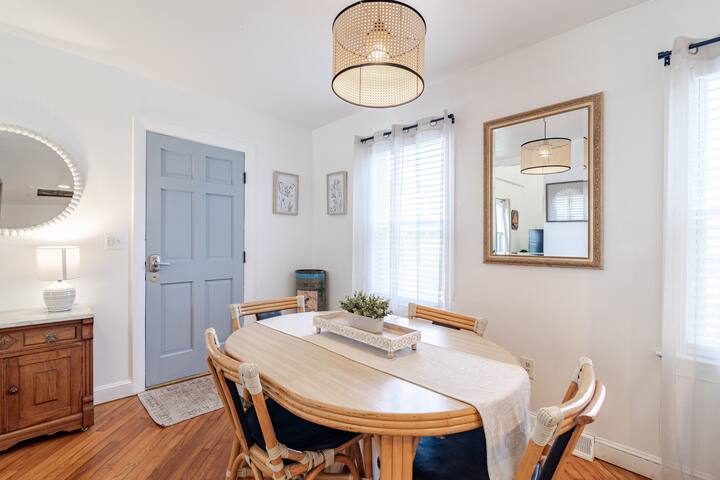 In the Heart of Newport. On the Harbor. gallery image 3