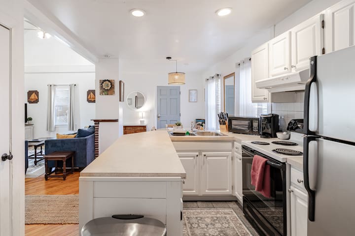 In the Heart of Newport. On the Harbor. gallery image 4