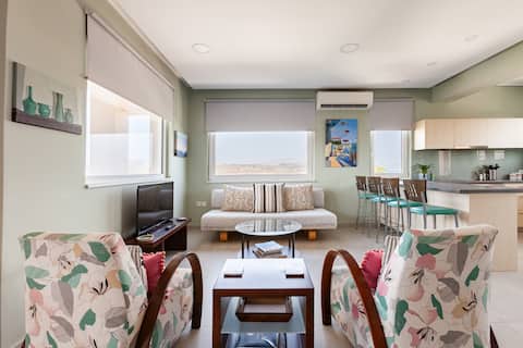 Top floor beautiful sea views