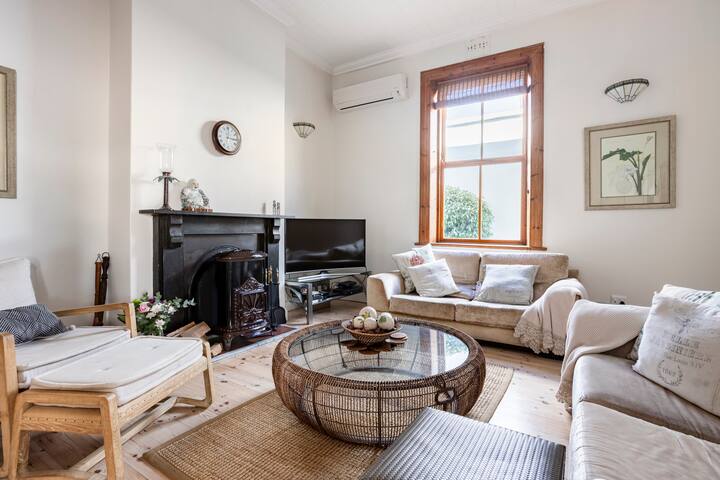 Exquisite Villa overlooking City gallery image 3