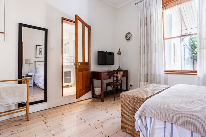 Exquisite Villa overlooking City gallery image 4