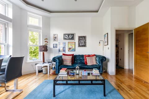 Elegant Apartment by Sefton Park with Parking
