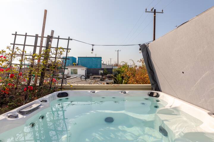 Modern 3bd 3ba house/beach/canals/ hot tub! gallery image 2