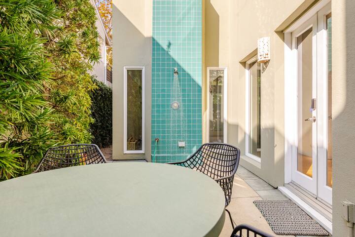 Modern 3bd 3ba house/beach/canals/ hot tub! gallery image 4