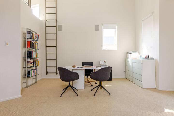 Modern 3bd 3ba house/beach/canals/ hot tub! gallery image 5