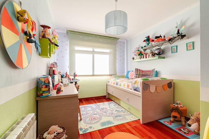 חדר צבעוני ומהנה המיועד רק לילדים. מעוצב עד לפרט האחרון כדי לעורר את הדמיון, זו תהיה הפינה האהובה עליכם בבית: הם לא ירצו לצאת משם.