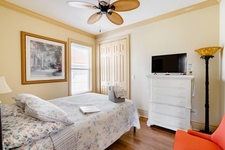 Welcome Home, Hip, Clean, Private Room-POOL