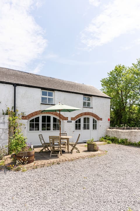 Sleeps four, minutes from the beach