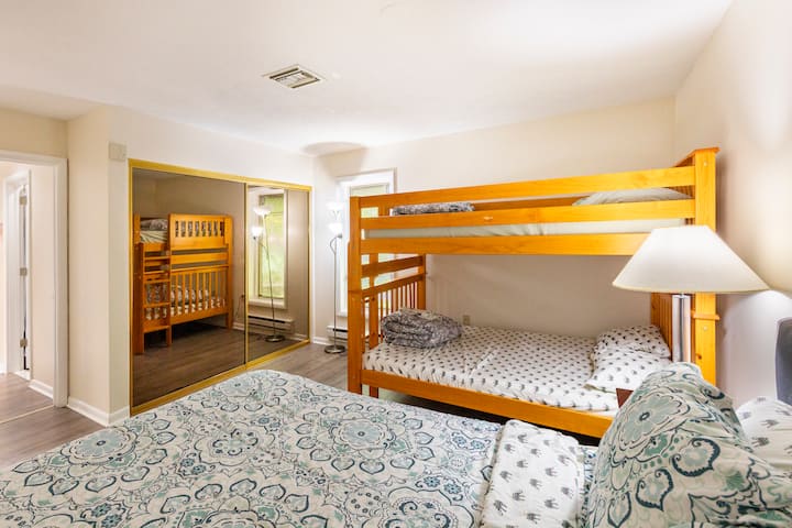 Chambre n° 3 : lit queen size et lit superposé simple (partage un mur mitoyen avec une autre chambre avec lit queen size et lit superposé simple)