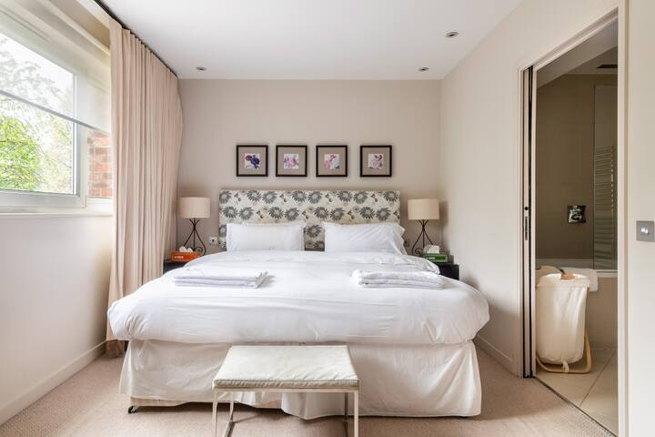 Modern 6-bed House – Quiet, Safe & Central Area gallery image 4