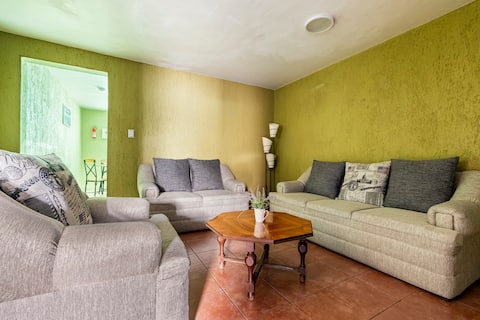 COMFORTABLE UPPER FLOOR APARTMENT, 20min airport