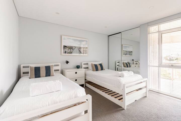 Apartment M603 – luxury beachfront, ocean views! gallery image 5