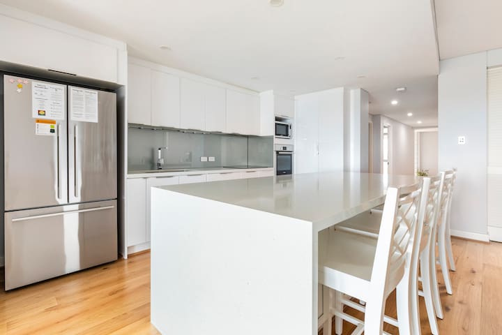 Apartment M603 – luxury beachfront, ocean views! gallery image 3