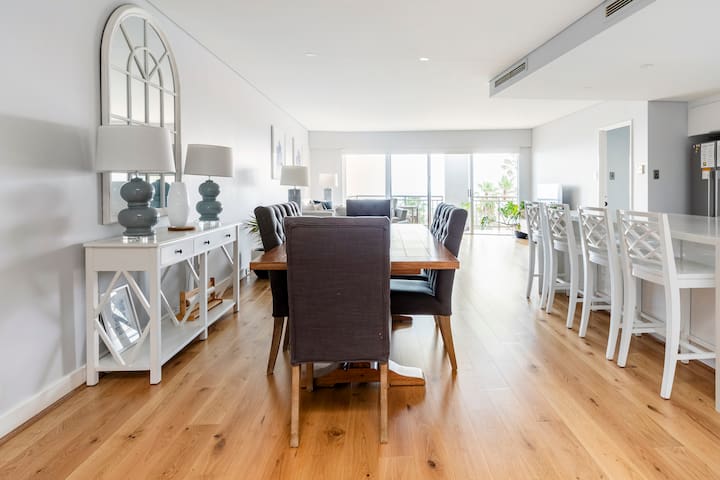 Apartment M603 – luxury beachfront, ocean views! gallery image 2