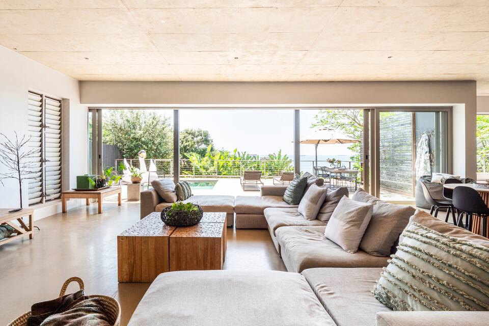 Maison de Plage, a concrete villa above Umdloti, Umdloti, KwaZulu-Natal, South Africa, photo 4 of 10