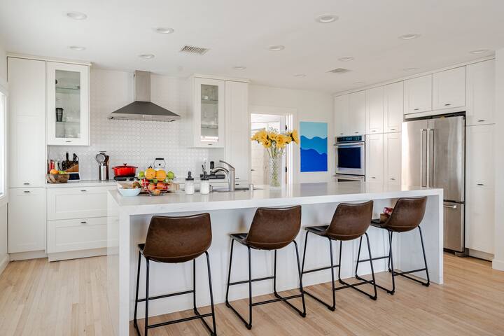 Beachside Bungalow: Coastal Decor & Firepit Deck gallery image 5