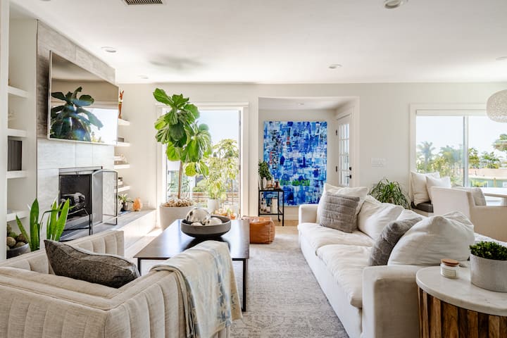 Beachside Bungalow: Coastal Decor & Firepit Deck gallery image 2