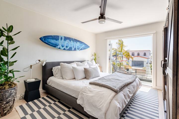 Beachside Bungalow: Coastal Decor & Firepit Deck