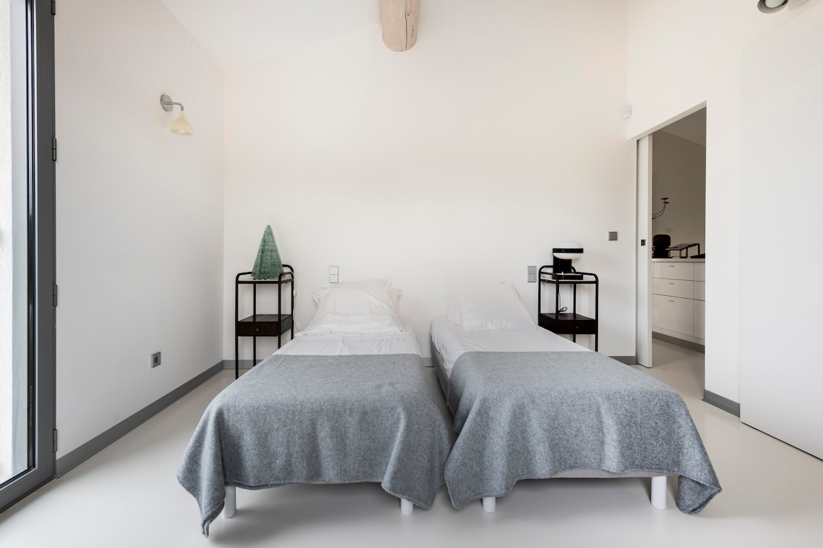 Აპარტამენტი 2 საწოლით სააბაზანოთი და დამოუკიდებელი უნიტაზით დამოუკიდებელი კონდიციონერით ბაღისა და აუზის ხედებით.