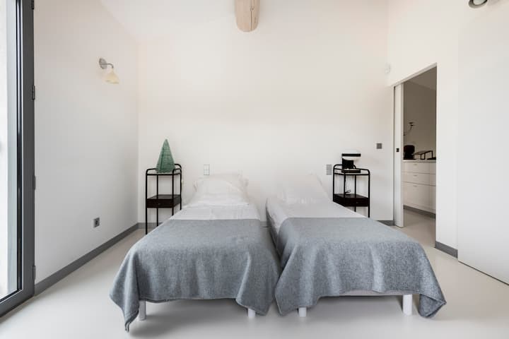 Chumba chenye vitanda 2 kilicho na bafu na choo cha kujitegemea chenye kiyoyozi cha kujitegemea chenye mwonekano wa bustani na bwawa.