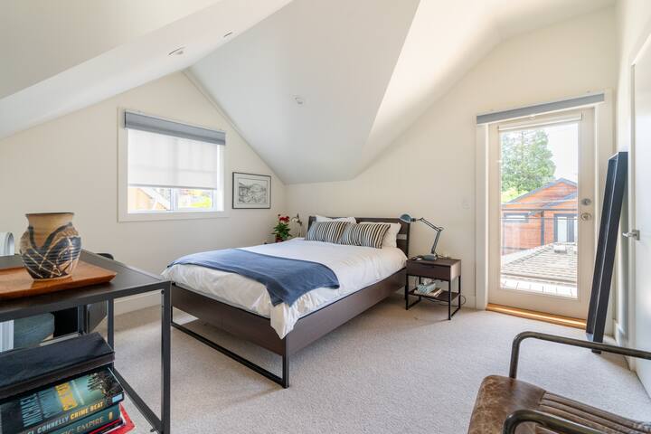 Kitsilano Modern Heritage Coach House gallery image 3