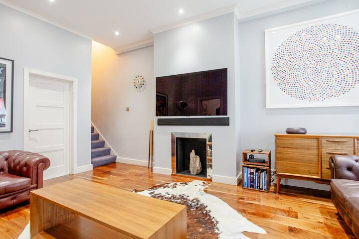 Central London Mid-Century Mews House. 2 bed, 2 ba gallery image 3