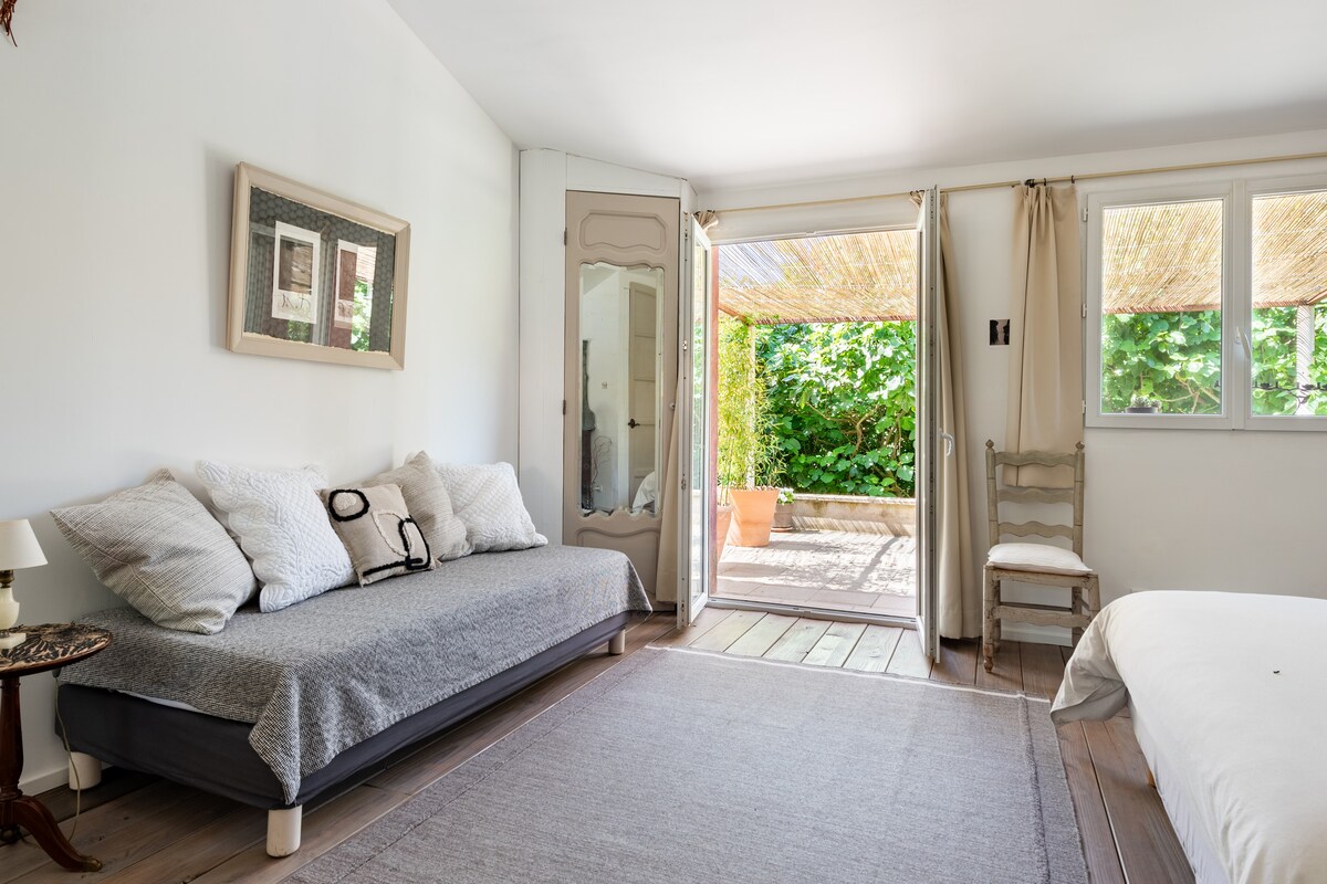 Popular Airbnb listing: Les Figuiers Le Mazet de la Campagne Olive in Aix En Provence