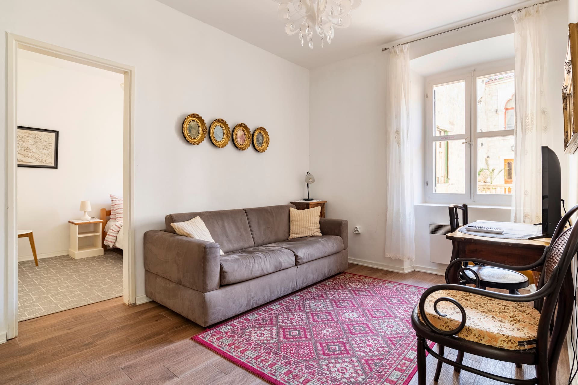Romantic Chic & Stylish Heirloom Suite in Old Town