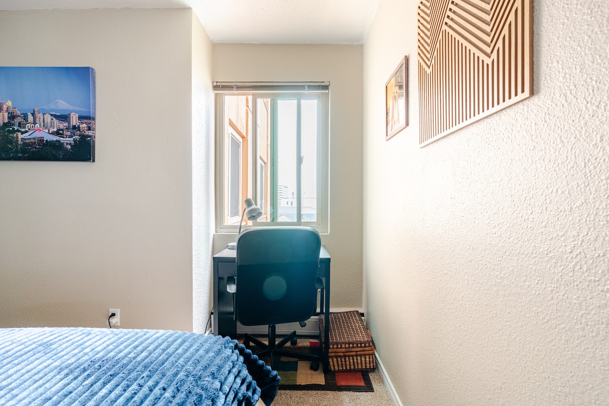 Stôl v blízkosti okna v spálni.