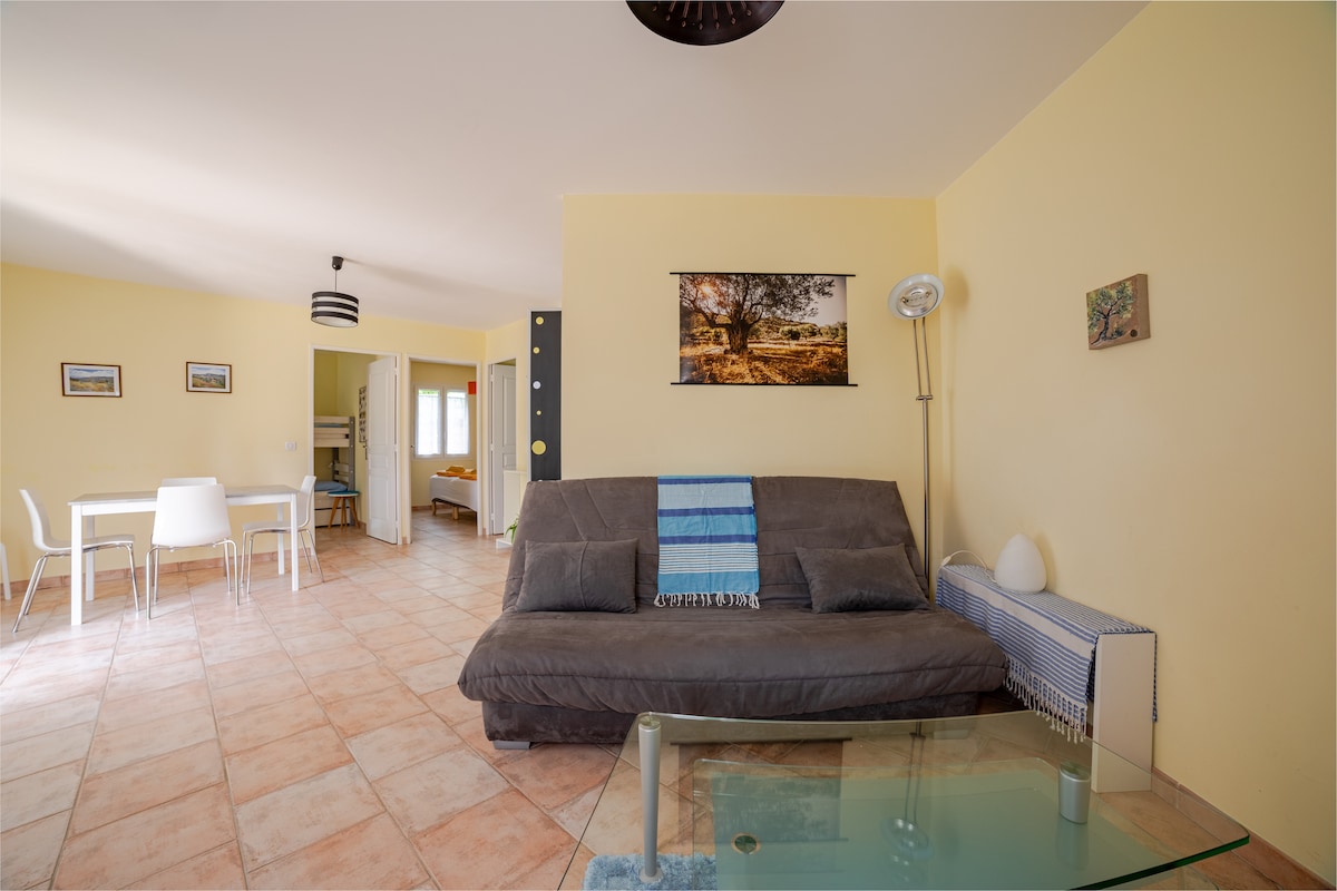 Beliebte Airbnb-Anzeige: "Olive" at the two lions in Cotignac