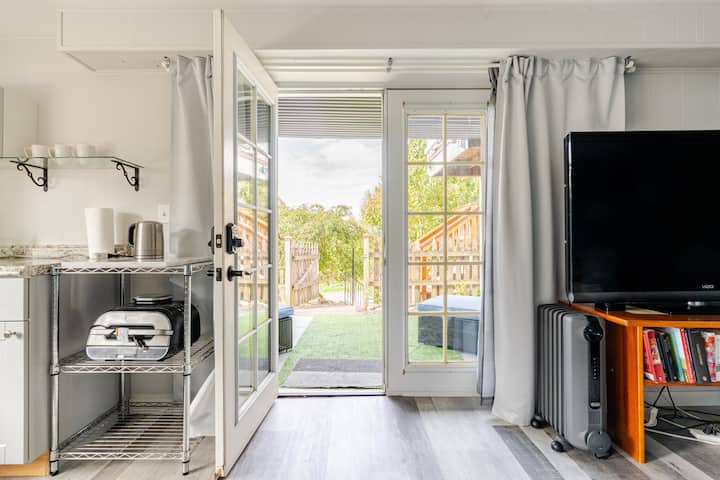 ทางเข้ามองออกไปยังชานบ้านและประตูส่วนตัว 