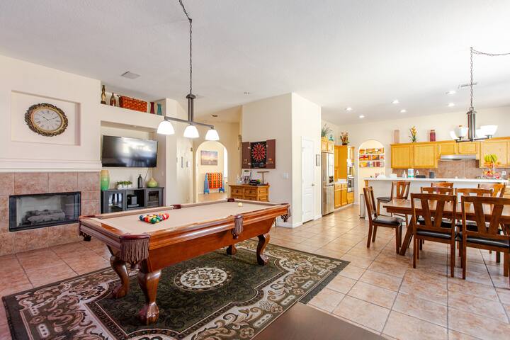 5 bedrooms 1 mile from the strip crowd pleaser gallery image 3