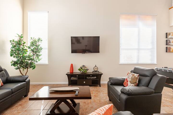 5 bedrooms 1 mile from the strip crowd pleaser gallery image 5