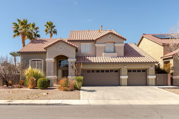 5 bedrooms 1 mile from the strip crowd pleaser