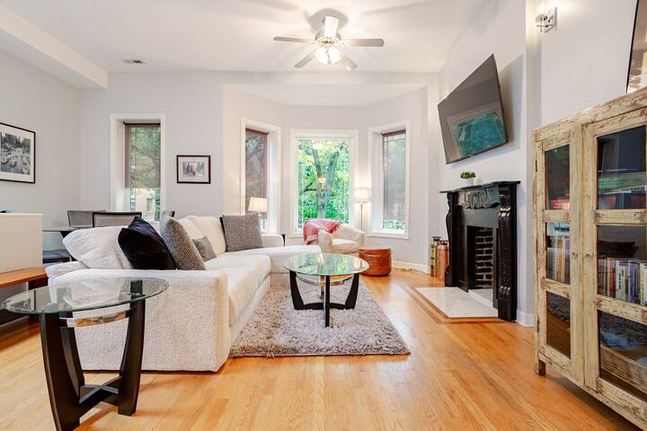 Whole apartment! 2 Bed/2 bath steps from Wrigley!!