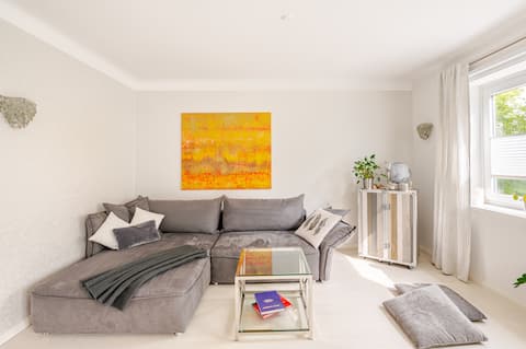 Top Airbnb: Elegant two-room apartment in the most popular location in Hoheluft West