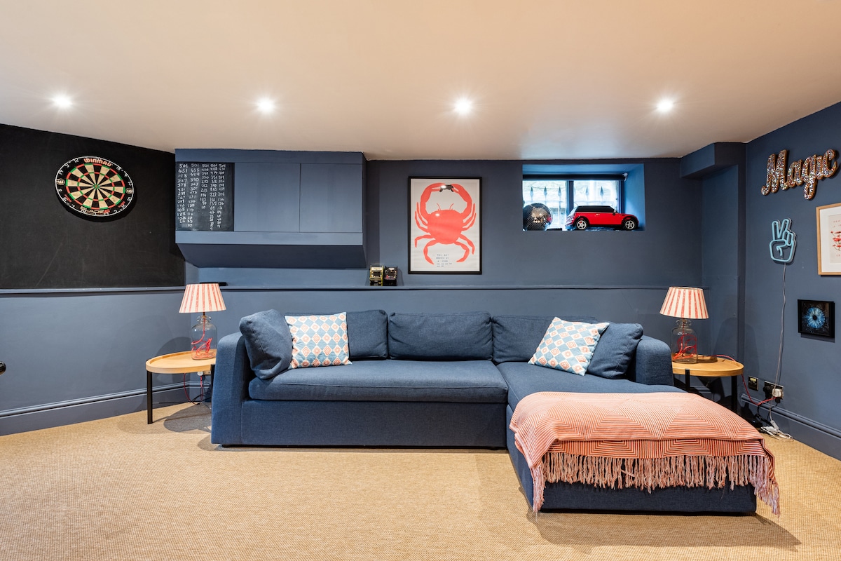 Successful Airbnb property: Smart basement flat – private entrance & parking in Bristol