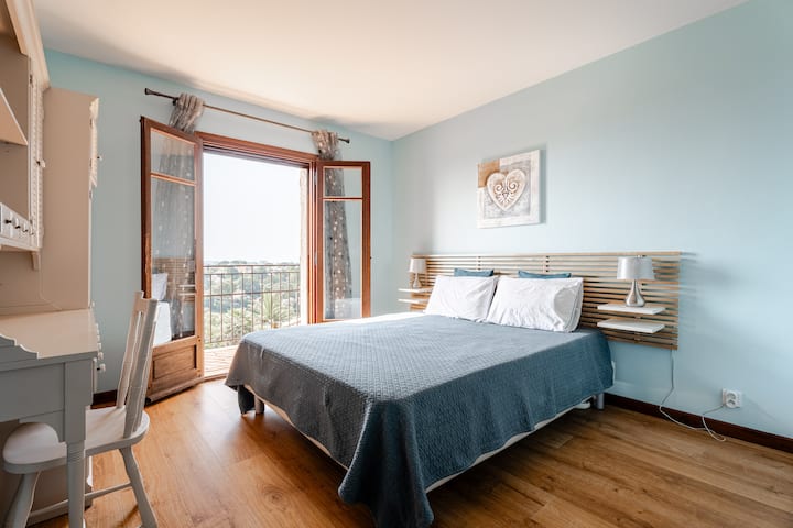 Dormitorio 2 arriba con baño y balcón con vistas al mar.