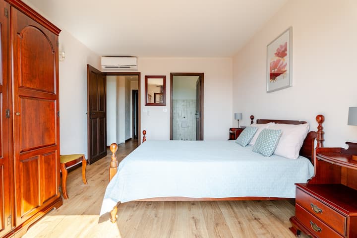 Dormitorio 3 arriba con baño y balcón con vistas al mar.