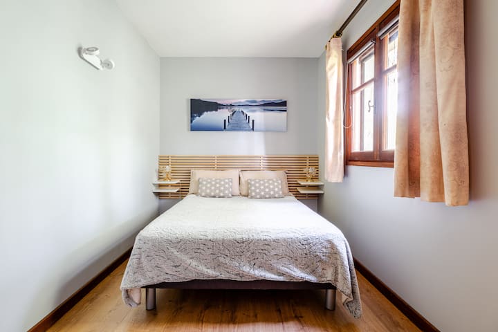 Habitación 4 arriba con baño con ducha y vistas al jardín