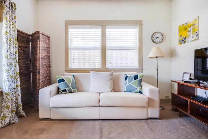 เดนพร้อมโซฟาปรับนอนสไตล์อิตาลี