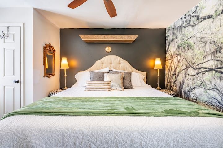 Cama tamaño king con ventilador de techo y televisión inteligente
Cobijas y almohadas adicionales