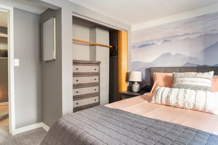 天空客房，配备标准双人床，位于地下室 