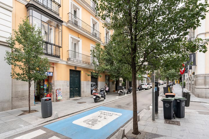 Radiant Apartment in the Heart of Madrid gallery image 5