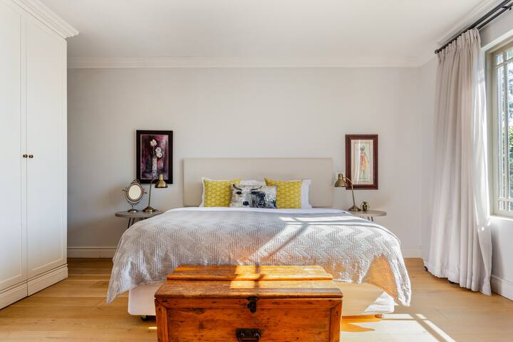 Breezy Apartment Close to Camps Bay Beach, Everview Bungalow gallery image 3