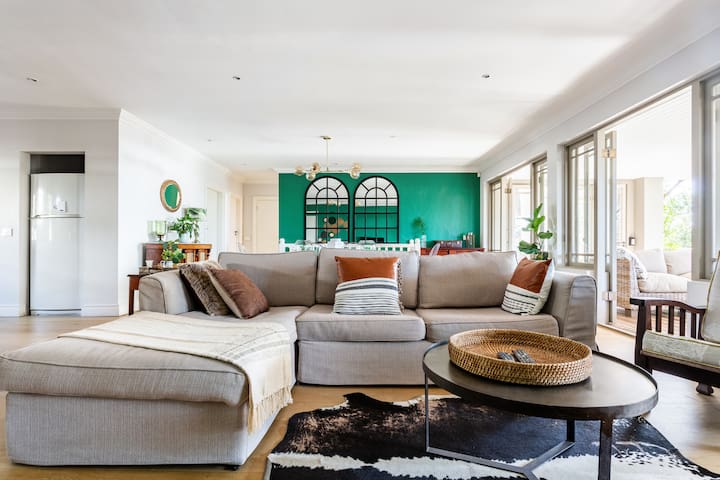 Breezy Apartment Close to Camps Bay Beach, Everview Bungalow