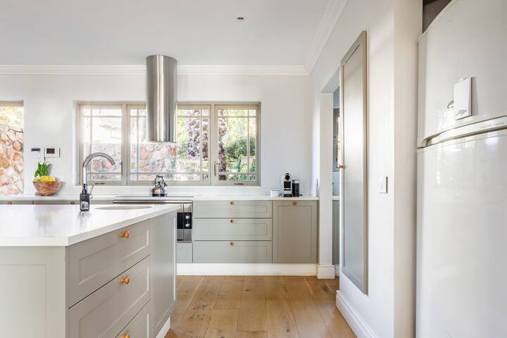 Breezy Apartment Close to Camps Bay Beach, Everview Bungalow gallery image 4