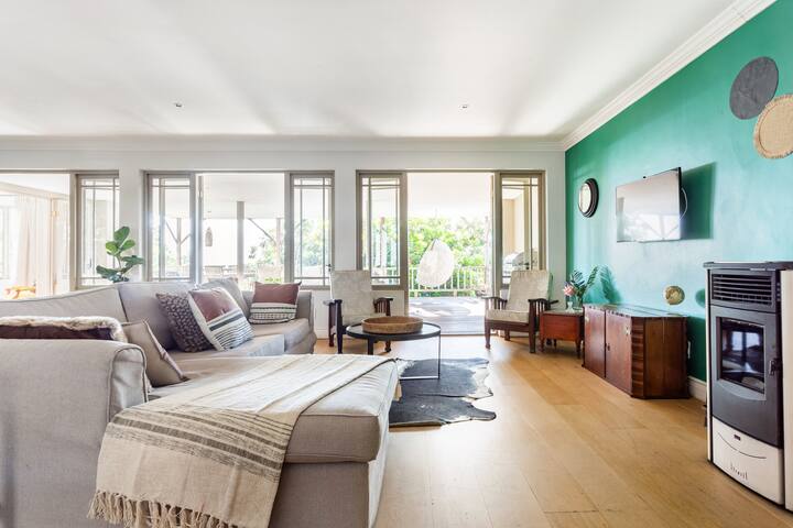 Breezy Apartment Close to Camps Bay Beach, Everview Bungalow gallery image 2